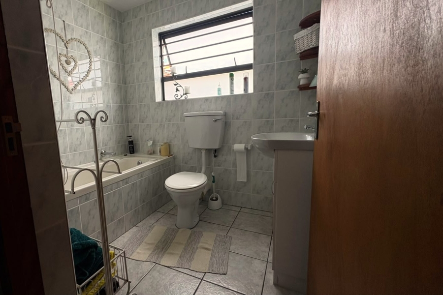 5 Bedroom Property for Sale in Voelklip Western Cape